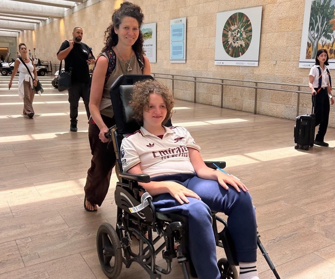 Amor-Mom_airport_cropped